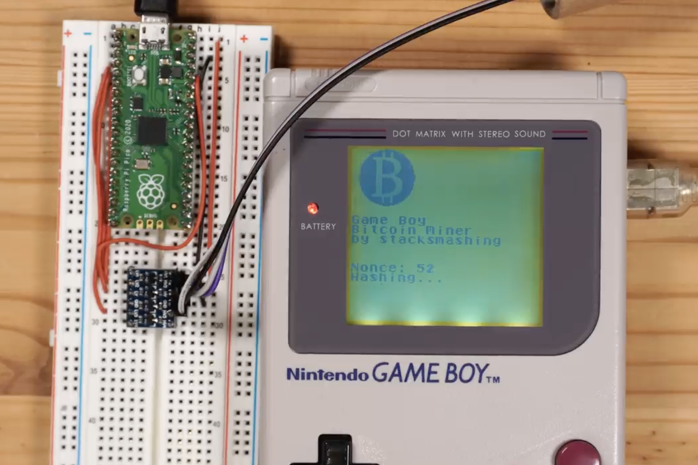 فاواپرس - فیلم / استخراج بیت کوین با کنسول دستی گیم بوی نینتندو