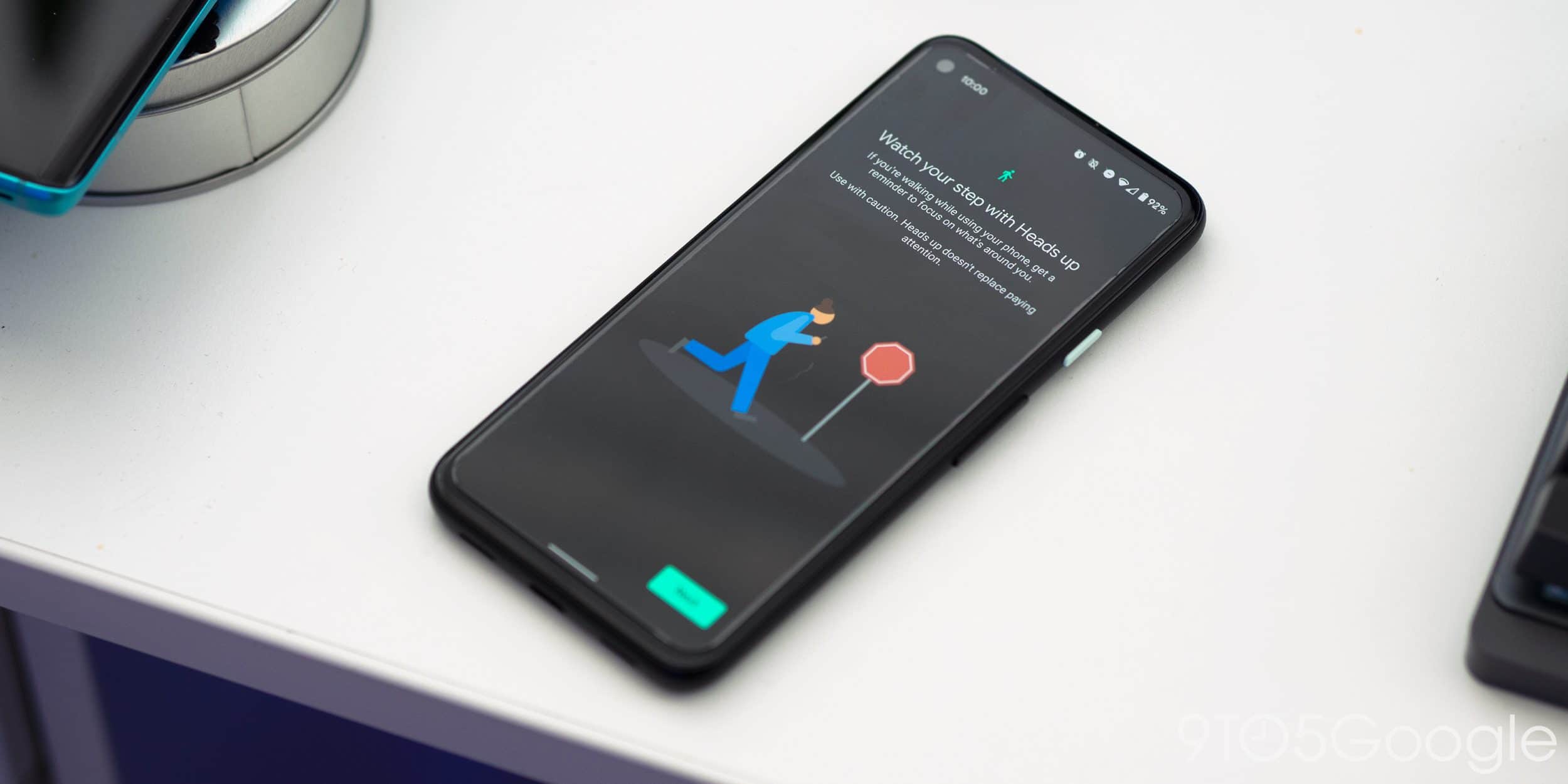 فاواپرس - با خیال راحت هنگام راه رفتن از گوشی استفاده کنید!