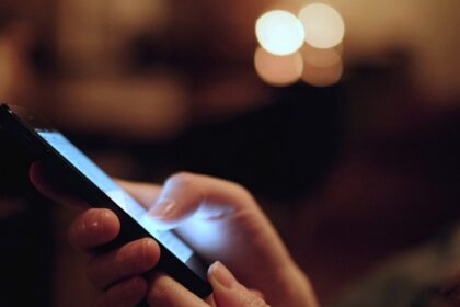 فاواپرس - آیا اپراتور‌های موبایل هم مقصر ممنوعیت واردات برخی گوشی‌ها هستند؟