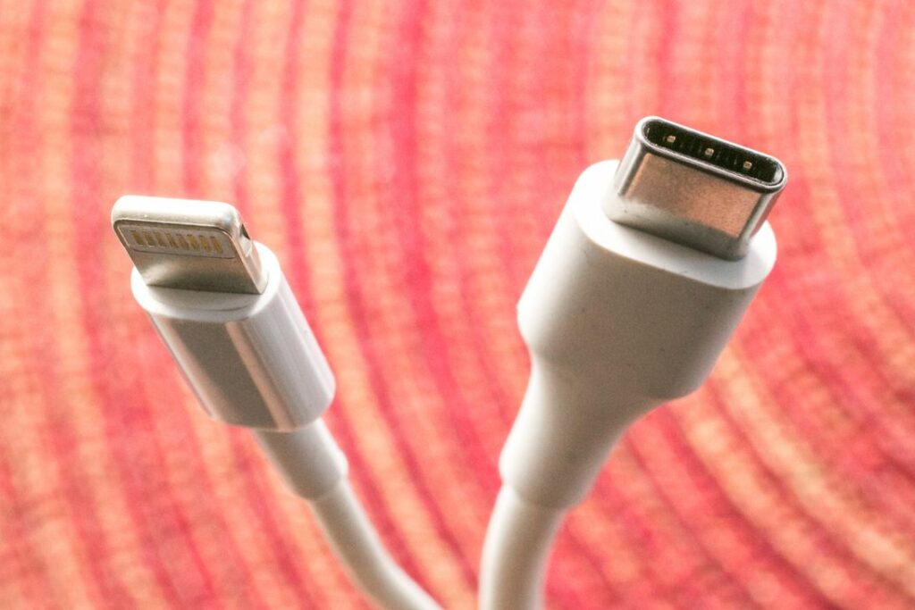 فاواپرس - اتحادیه اروپا ادعای اپل درباره تضاد استفاده از درگاه USB-C با نوآوری را رد کرد