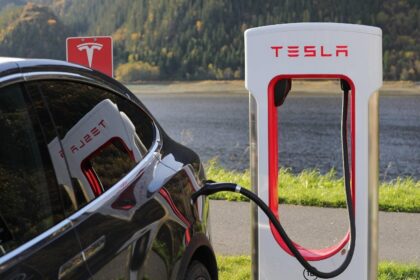 فاواپرس - استخراج رمزارز با خودروی تسلا چقدر سودده است؟
