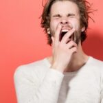 فاواپرس - علت همیشه خسته از خواب بیدار شدن چیست؟