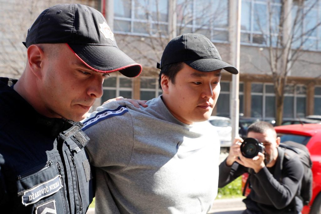 فاواپرس / بنیان‌گذار رمزارز ترا در حال ترک دادگاه با دستبند