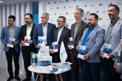 فاواپرس - رونمایی از مجموعه کتاب‌های «فناوری‌های مالی از پنجره بانک جهانی» در غرفه بانک کارآفرین