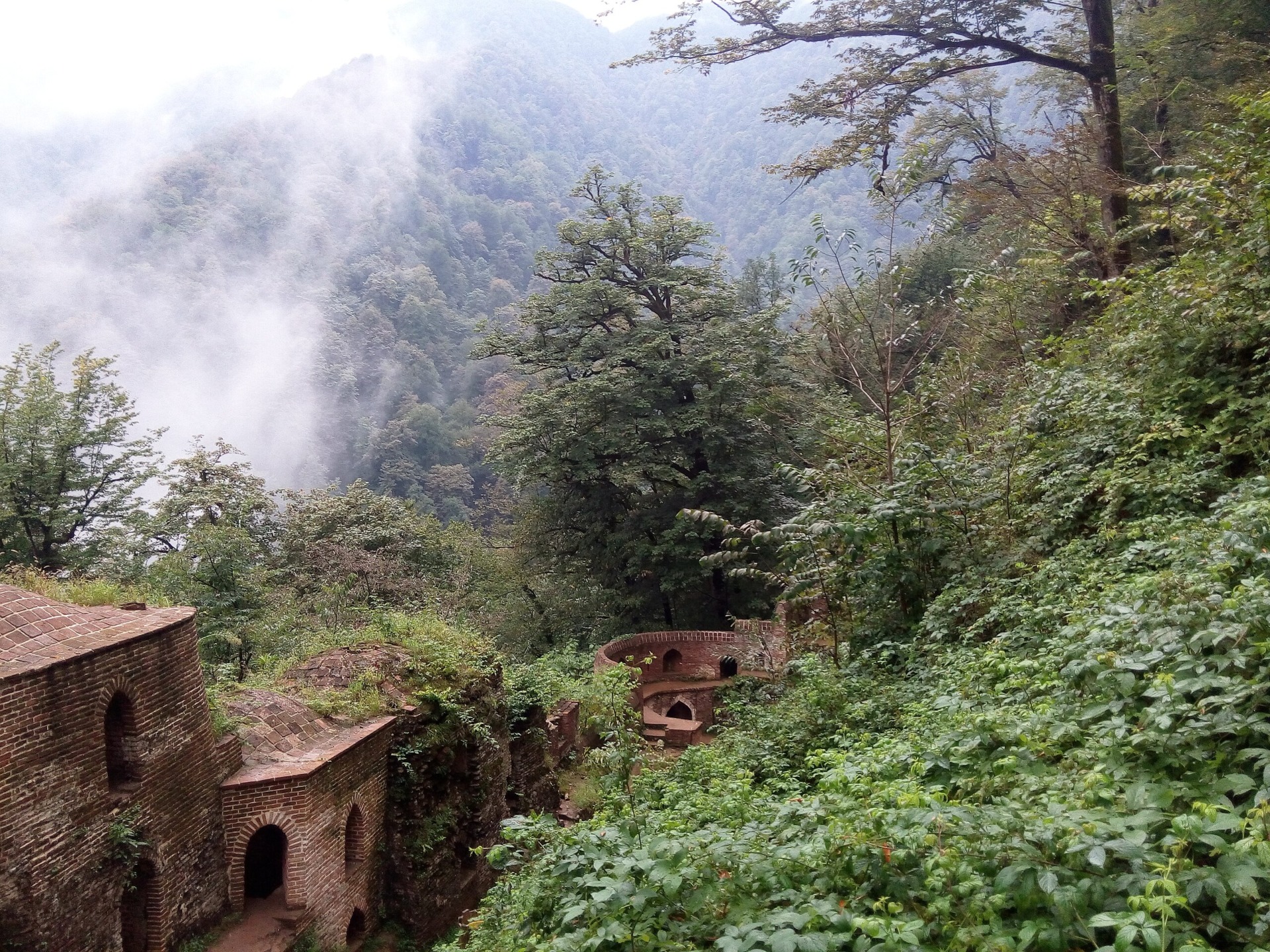 راهنمای کامل سفر به قلعه رودخان فومن؛ از مسیر تا نکات کاربردی