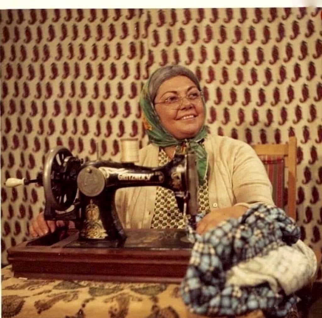 تونل زمان: حمیده خیرآبادی در حال خیاطی در 48 سالگی؛ 52 سال پیش