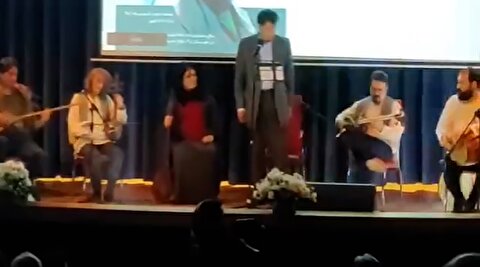 حرکت اعتراضی نوازنده زن در مشهد جنجالی شد + فیلم حرکت اعتراضی نوازنده زن در مشهد جنجالی شد