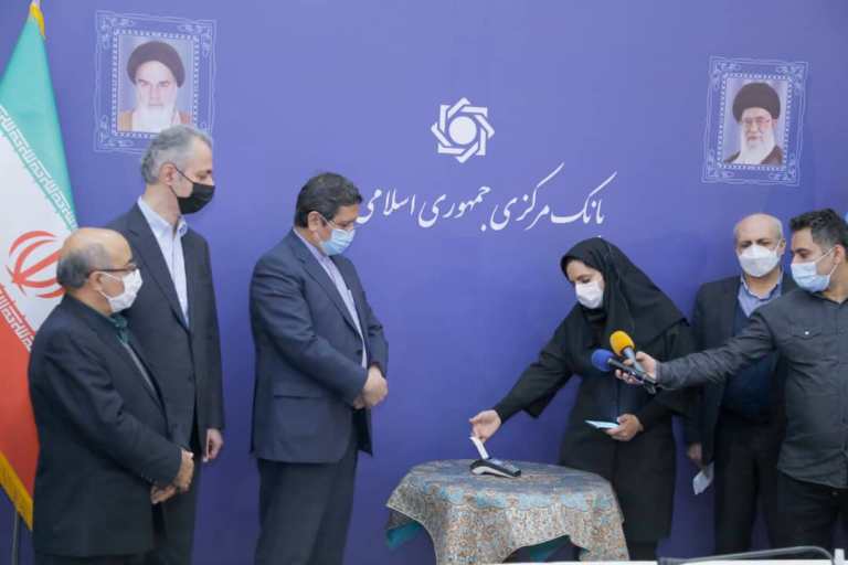 همتی: شرکت‌های پرداخت وارد رقابت در ارایه فناوری‌های جدید شوند
